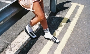 Dép lê phối tất cao cổ: Style luộm thuộm trở thành xu hướng thời trang 2021