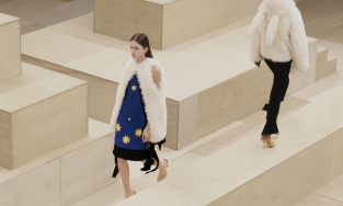 Burberry Thu-Đông 2021: Bức thư tình tôn vinh sức mạnh phái nữ