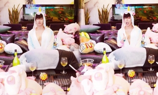 Chưa tới Halloween mà Nathan Lee đã hóa kỳ lân một sừng