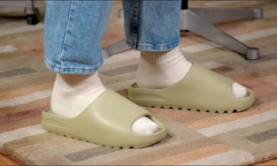 Đôi dép bánh mì của Kanye West cháy hàng ngày trong ngày đầu mở bán 