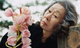 Thời trang thảm đỏ đơn giản và thanh lịch của 'bà ngoại' Youn Yuh Jung 