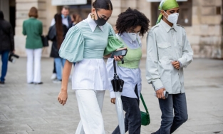 Năm Covid-19 thứ hai đã thay đổi làng thời trang như thế nào?