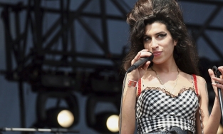 Gia đình Amy Winehouse bán đấu giá trang phục của cô