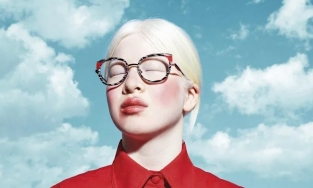 Hành trình phi thường của cô gái bạch tạng mồ côi đến người mẫu Vogue 