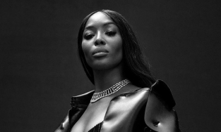 Naomi Campbell mặc bikini 'chặt đẹp' đàn em trên bìa tạp chí V