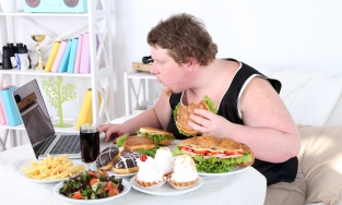 Làm thế nào để kiểm soát cơn thèm ăn khi công ty cho làm việc tại nhà?