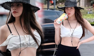 Hà Hồ có ẩn ý gì khi hé lộ chiếc dây áo trong?  