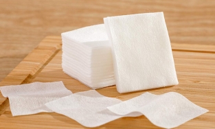 Tại sao bạn nên vứt bỏ bông tẩy trang? 