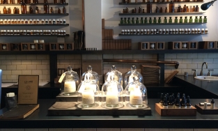 Giãn cách xã hội khiến mọi người đổ xô mua nước hoa 