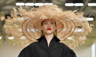 Valentino ra mắt dòng sản phẩm trang điểm dành cho những cô gái mộng mơ