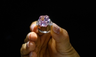 Viên kim cương đắt nhất lịch sử được bán với giá 29.3 triệu USD 