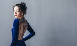 Địch Lệ Nhiệt Ba khoe trọn vóc dáng ngọc ngà tại sự kiện