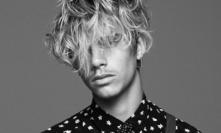 Con trai David Beckham trở thành người mẫu của Saint Laurent 