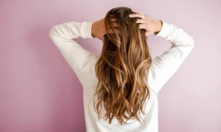 4 mẹo giúp tóc không bóng dầu khi bạn ít hoặc lười gội đầu 