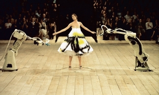 Những sàn diễn thời trang ấn tượng nhất của Alexander McQueen