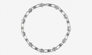 Balenciaga tung ra mẫu vòng cổ làm từ phéc-mơ-tuya có giá hơn 18 triệu đồng 