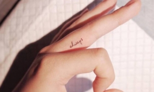 Làm thế nào để giữ hình xăm trên ngón tay bền màu? 