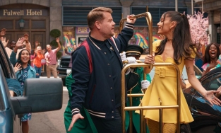 Ariana Grande diện cả cây vàng rực nhảy múa mừng hết giãn cách xã hội