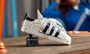 Mẫu giày Adidas Superstar được làm bằng Lego 