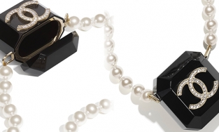 Chanel cho ra mắt chiếc hộp đựng Airpods có thể đeo thành dây chuyền