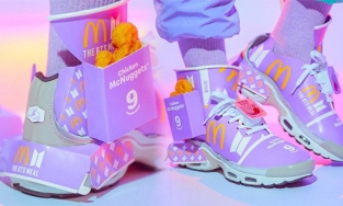 Đôi giày sneakers được trang trí bằng giấy gói bữa ăn của BTS