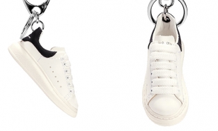 Móc khóa hình giày Alexander McQueen y như thật