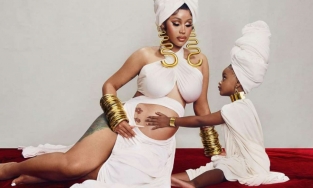 Dù mang bầu nhưng Cardi B vẫn rất yêu thích đi giày cao gót và mặc váy bó