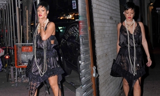 'Bà hoàng kem trộn' Rihanna dạo phố trong chiếc váy ngủ 