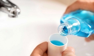 Bạn có nên dùng nước súc miệng sau khi đánh răng 