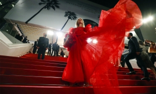 Thảm đỏ LHP Cannes 2021: Tổng kết những màn xoay váy gây thương nhớ 