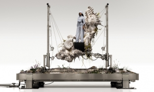 Naomi Campbell khoe sắc vóc săn chắc ở tuổi 51 trên quảng cáo của Burberry 