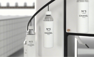 Chanel bán nước suối: Hãy thật giàu có trước khi khát nước