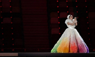 Nữ ca sĩ Misia mặc váy kẹo bông gòn hát khai mạc Olympic Tokyo 2020 