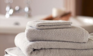 Chăm sóc da kỹ đến mấy mà không vệ sinh khăn thì mụn vẫn lên ầm ầm