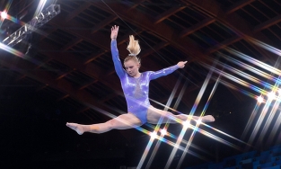 Đồ thi đấu của VĐV thể dục dụng cụ của Mỹ đính 3500 viên pha lê Swarovski 