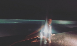 Kourtney Kardashian phát sáng khi diện bikini giữa biển đêm