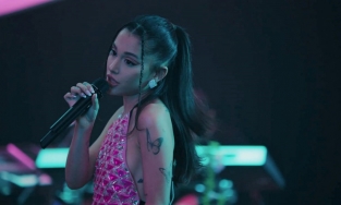 Ariana Grande mặc chiếc váy y hệt làn đi chợ made in Vietnam 