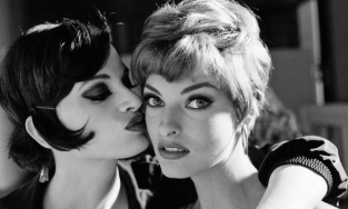 Một bầu trời sóng gió đằng sau bức ảnh thân thương của hai nàng mẫu Tây 