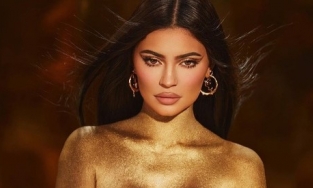 Kylie Jenner đăng ảnh phủ sơn vàng đầy người quảng cáo cho sản phẩm trang điểm