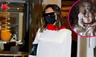 Victoria Beckham mặc váy đắt tiền nhưng lại bị ví giống búp bê Annabelle 