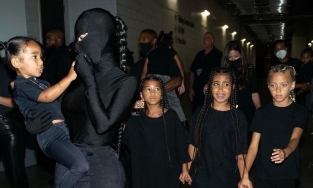 Kim Kardashian mặc đồ trùm kín đầu gần giống chồng cũ Kanye West