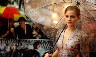 Cả 2 lần mặt đồ cắt xẻ, Emma Watson đều dính vào sự cố trang phục