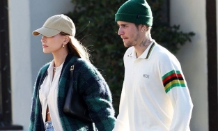 Hailey Bieber đang phải lòng mẫu túi của Yves Saint Laurent