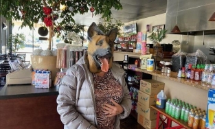 Những chiếc khẩu trang đầy sáng tạo khiến cho những ngày giãn cách vui vẻ hơn