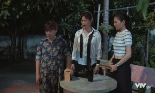 Cùng diện một mẫu áo sơ mi với Tuệ Nhi (11 tháng 5 ngày) nhưng Nam (Hương Vị Tình Thân) lép vế hoàn toàn