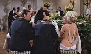 Chiếc váy bí ẩn nhất lịch sử điện ảnh thế giới