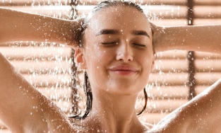 Da sẽ ngày càng xấu nếu bạn tiếp tục rửa mặt nước nóng dưới vòi hoa sen 