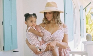 Kylie Jenner vá bé Stormi là cặp mẹ con sành điệu nhất Hollywood?