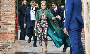 Jennifer Lopez quên cắt tag áo khi dự show của Dolce & Gabbana 