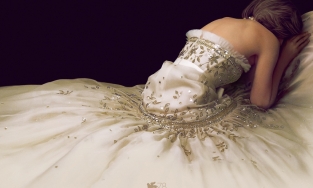 Chiếc váy Chanel trên poster phim Spencer mất 1034 giờ để hoàn thiện 